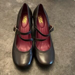 Hotter Black Leather 2.5 In. Heels US Size 8.5 Comfortable. Small nic in las pic